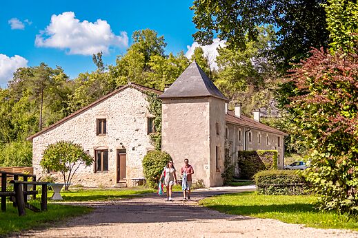 Traditionele stenen accommodatie, camping CLICOCHIC Forge Sainte Marie Thonnance-les-Moulins (52).
