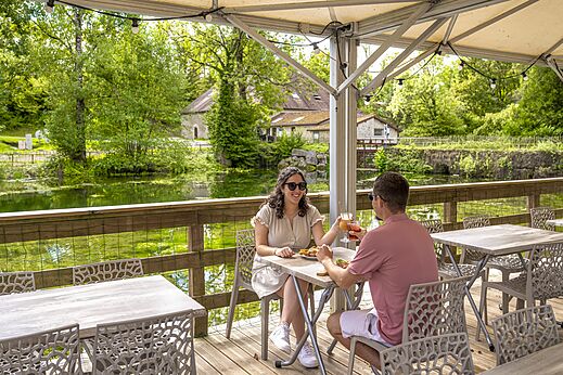 Buitenbar, stel op camping CLICOCHIC Forge Sainte Marie in Thonnance-les-Moulins.