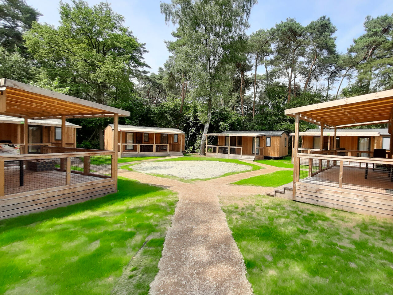 Moderne houten chalets met overdekte terrassen op camping CAPFUN Fort Bedmar in Sint-Gillis-Waas.