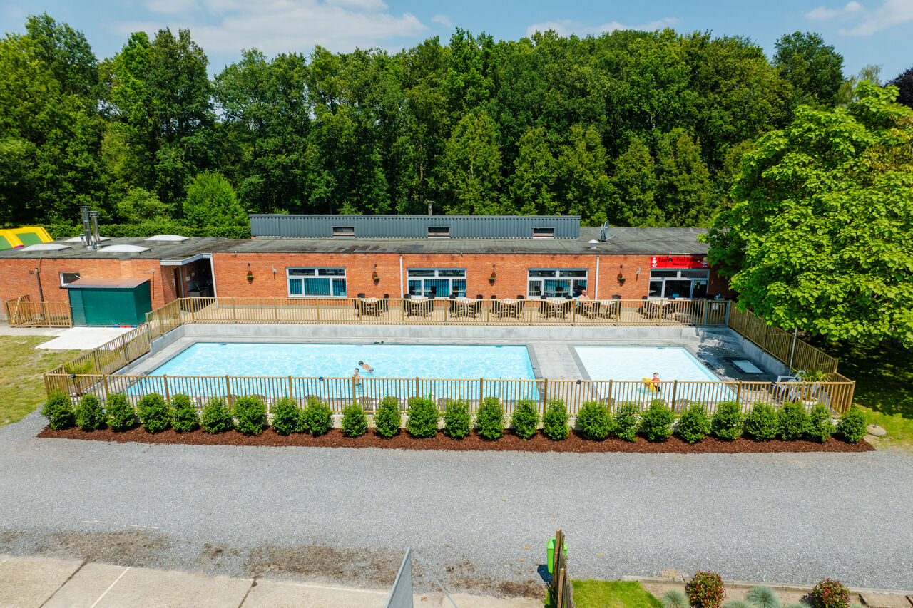 Buitenzwembad, kinderbad, restaurantterras op CAPFUN Fort Bedmar, Sint-Gillis-Waas.