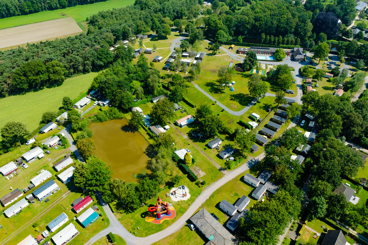 Camping CAPFUN Fort Bedmar: luchtfoto, stacaravans, zwembad en natuur.