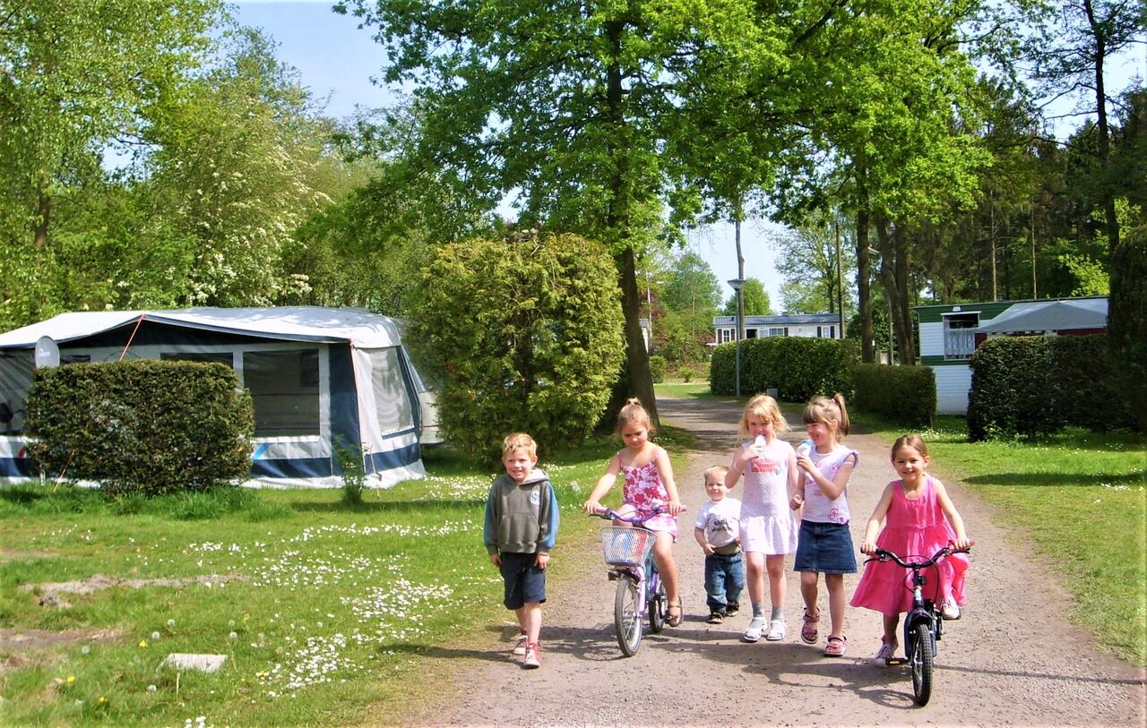 Kinderen op fiets en te voet op campingpad, CAPFUN Fort Bedmar Sint-Gillis-Waas.
