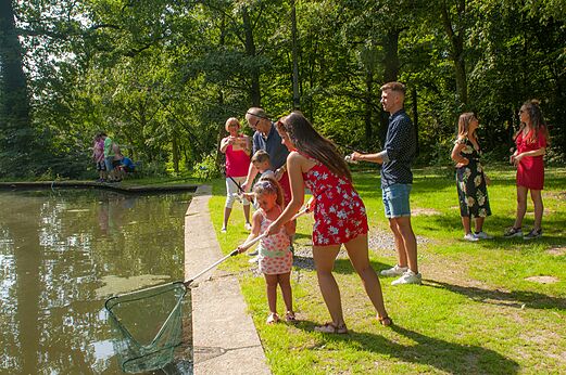 Familie vist met hengels en net in vijver op camping CAPFUN Fort Bedmar in Sint-Gillis-Waas.