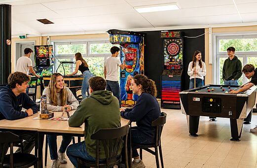 Speelzaal met biljart, flipperkast en arcadekasten op camping CAPFUN Fort Bedmar in Sint-Gillis-Waas