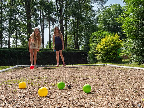 Jeu de boules spel met kinderen op camping CAPFUN Fort Bedmar in Sint-Gillis-Waas.