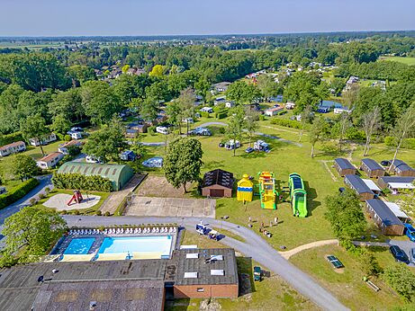Luchtfoto camping: zwembad, speeltoestellen en stacaravans op camping CAPFUN Fort Bedmar.
