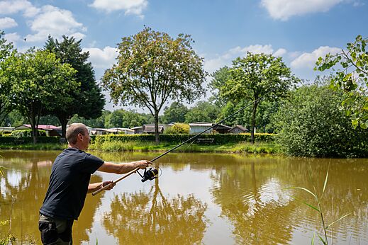 Man vist in de vijver van camping CAPFUN Fort Bedmar in Sint-Gillis-Waas.