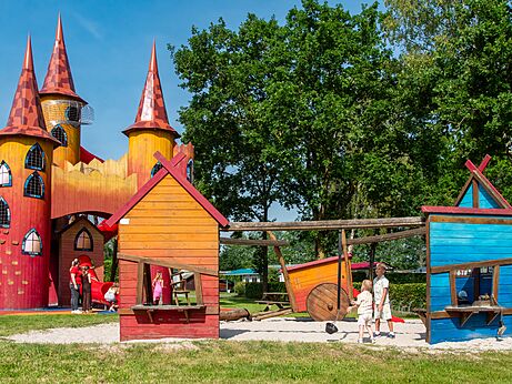 Kasteel-thema speeltuin met kinderen op camping CAPFUN Fort Bedmar in Sint-Gillis-Waas
