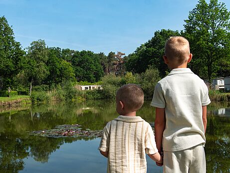 Natuurlijke vijver met waterlelies en bomen op CAPFUN Fort Bedmar, Sint-Gillis-Waas.