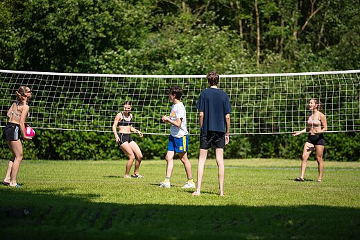 Volleybal op grasveld, camping CAPFUN Fort Bedmar in Sint-Gillis-Waas.