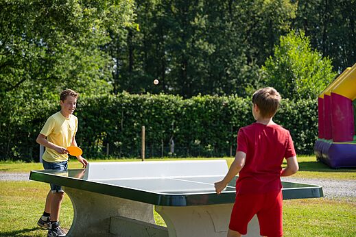 Buiten pingpongtafel voor kinderen op camping CAPFUN Fort Bedmar in Sint-Gillis-Waas.