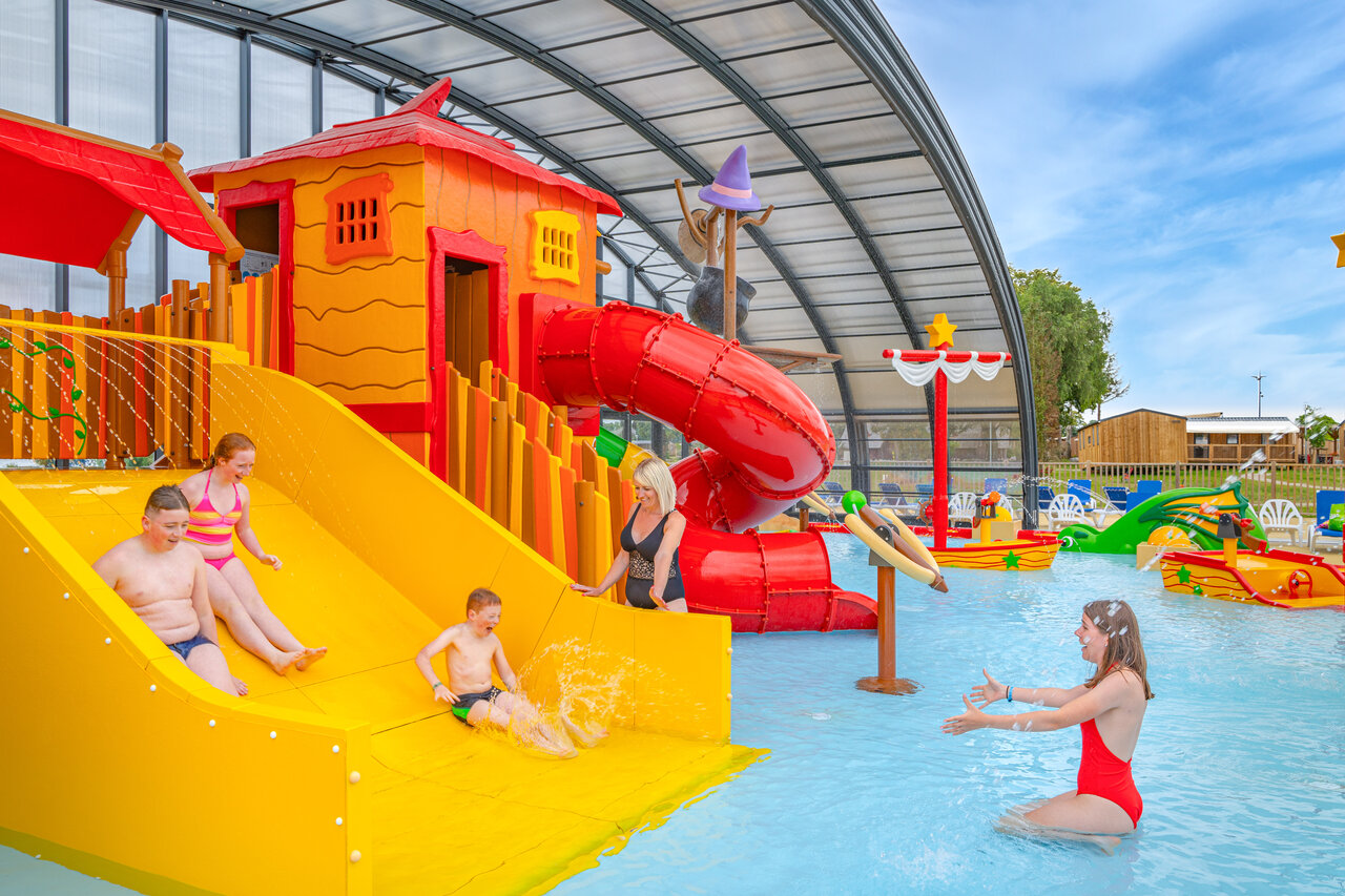 Waterglijbanen en waterspellen voor kinderen op camping CAPFUN Fort Falabraque in Seltz (67).