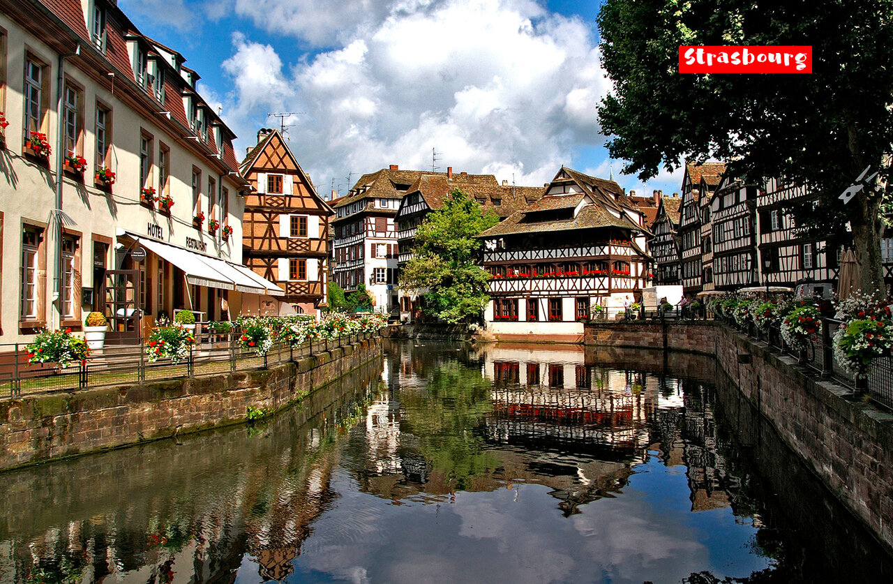 Historische wijk Petite France in Straatsburg, vakwerkhuizen aan het water.
