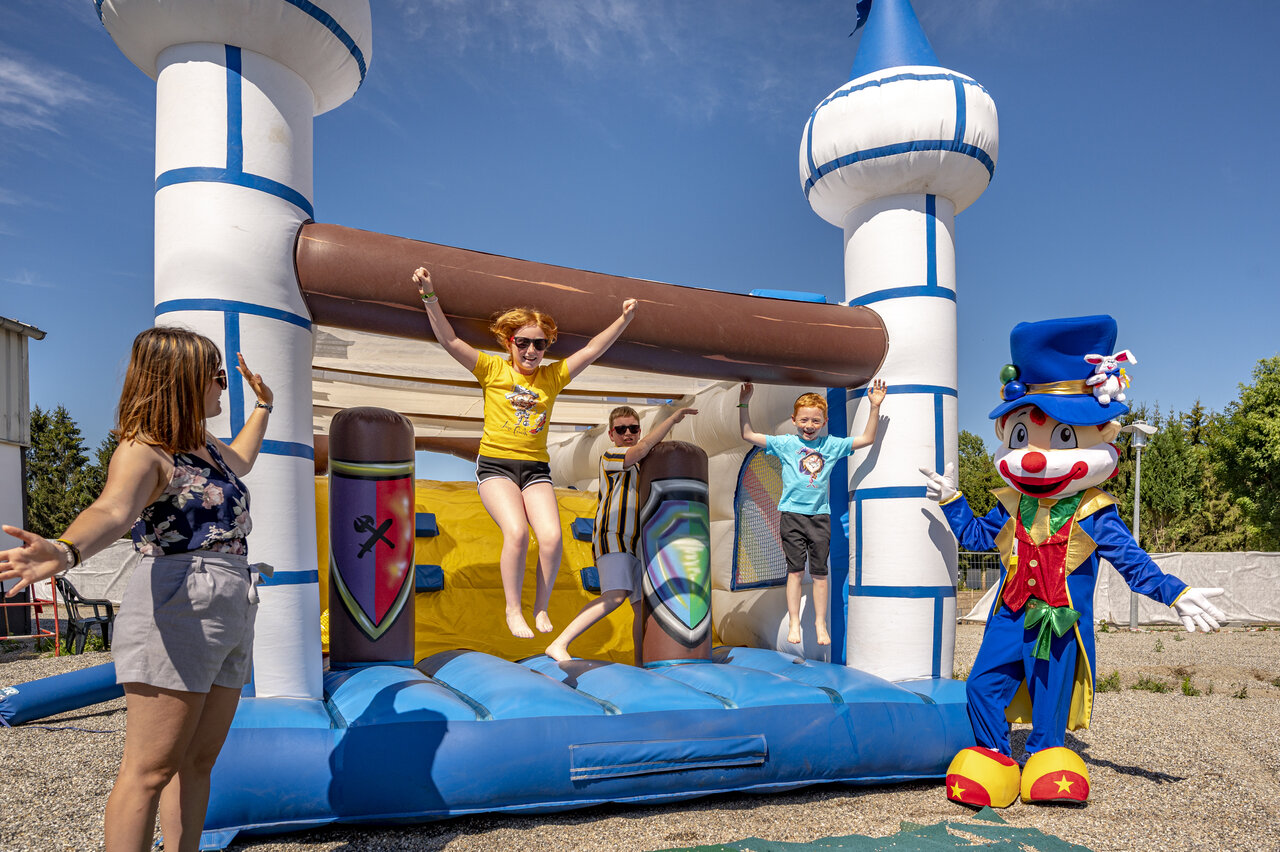 Springkasteel met kinderen en mascotte op camping CAPFUN Fort Falabraque in Seltz (67).