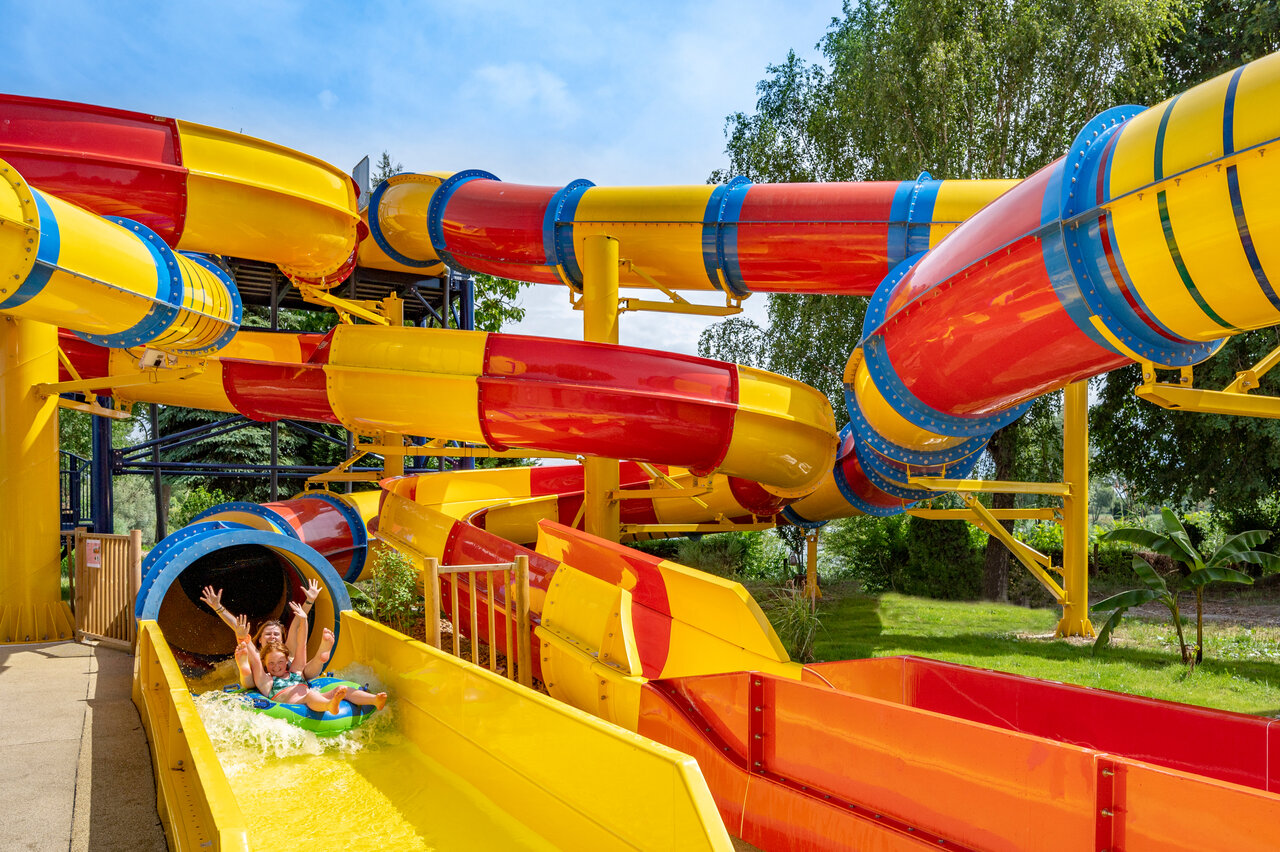 Gigantische waterglijbaan, spannende sensaties op camping CAPFUN Fort Falabraque in Seltz (67).