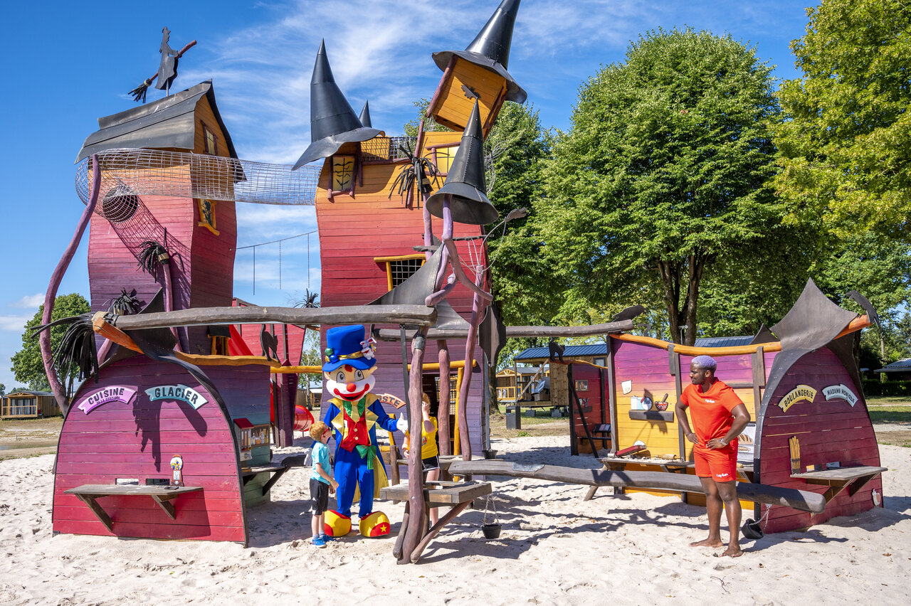 Thematische speeltuin met mascotte en animator op camping CAPFUN Fort Falabraque in Seltz (67).