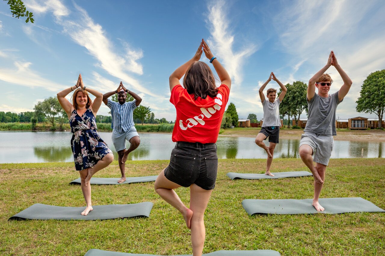 Yoga buiten voor vakantiegangers op CAPFUN Fort Falabraque in Seltz (67).
