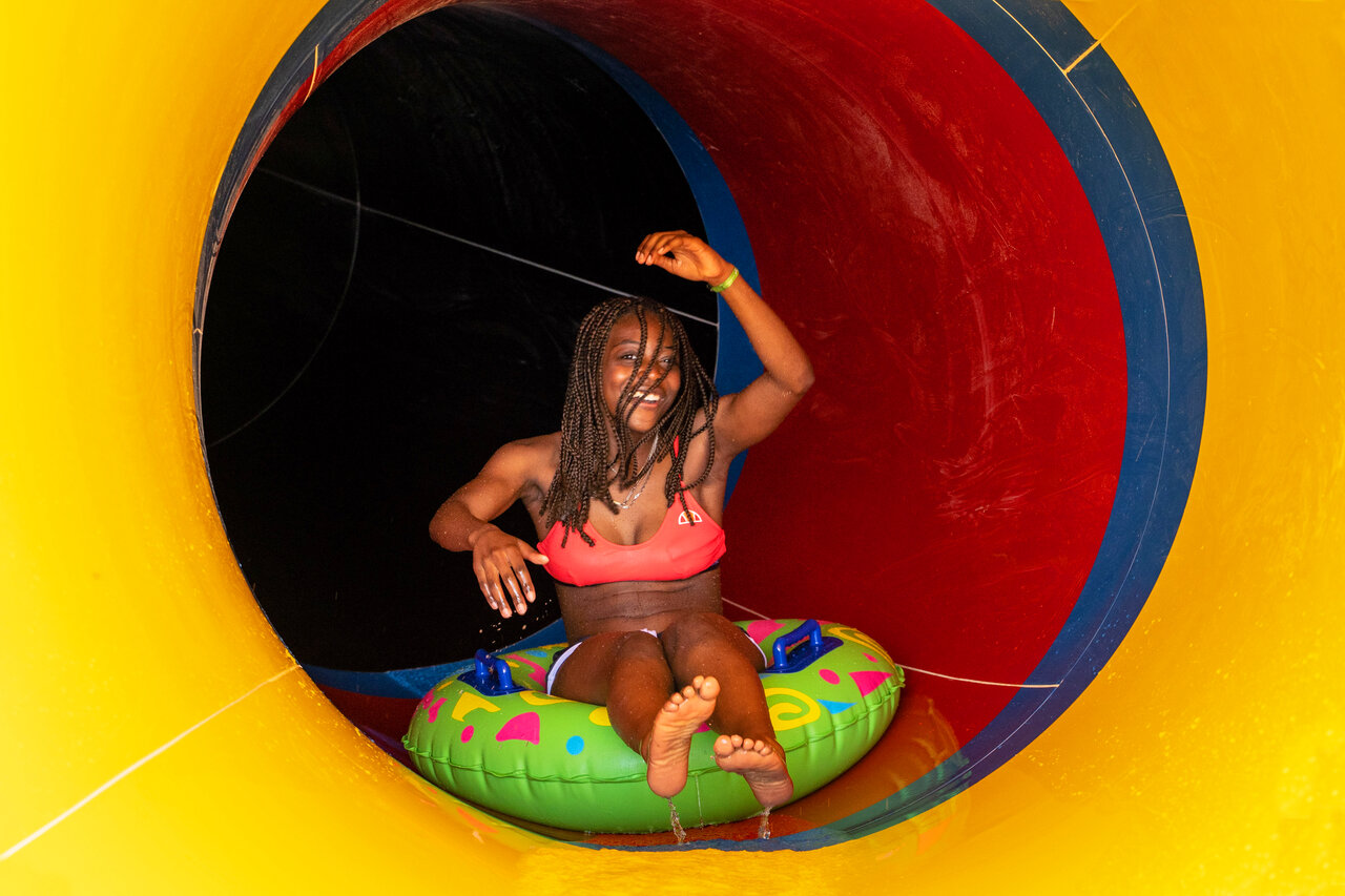 Jonge vrouw op band in waterglijbaan, CAPFUN Fort Falabraque in Seltz.