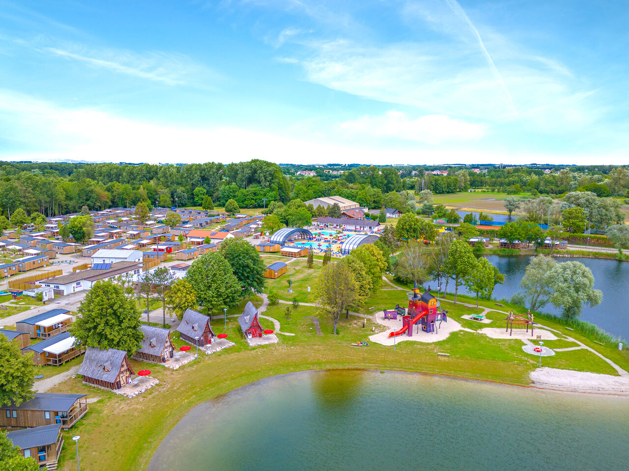 Luchtfoto camping, zwembad, glijbanen, accommodaties CAPFUN Fort Falabraque, Seltz (67).