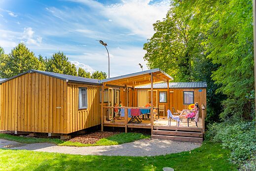 Houten stacaravan met overdekt terras op CAPFUN Fort Falabraque in Seltz (67).