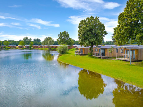 Houten Mobil-homes aan het meer, CAPFUN Fort Falabraque in Seltz (67).
