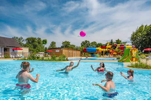 Buitenzwembad en waterglijbanen op camping CAPFUN Fort Falabraque in Seltz (67).