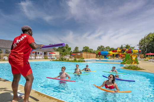 Aquagym animatie in zwembad met glijbanen op camping CAPFUN Fort Falabraque in Seltz (67).