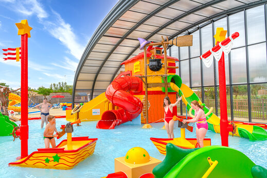 Waterglijbanen en waterspeeltuin voor kinderen op camping CAPFUN Fort Falabraque.