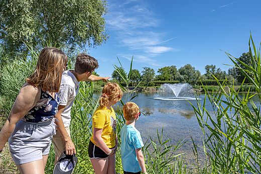 Vijver met fontein, familie op camping CAPFUN Fort Falabraque in Seltz (67).