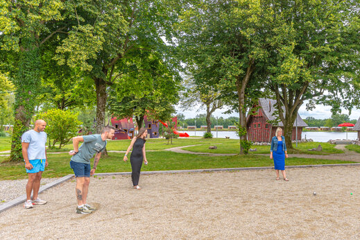 Petanque spelers op een grindbaan op camping CAPFUN Fort Falabraque in Seltz (67).