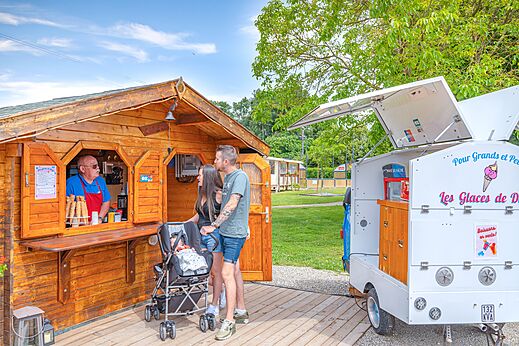 IJs- en drankkraam met klanten op camping CAPFUN Fort Falabraque in Seltz (67).