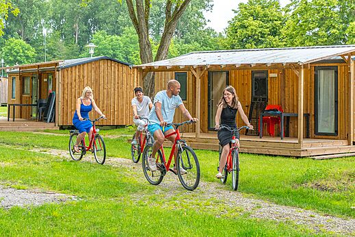 Fietstocht, houten stacaravans op camping CAPFUN Fort Falabraque in Seltz (67).