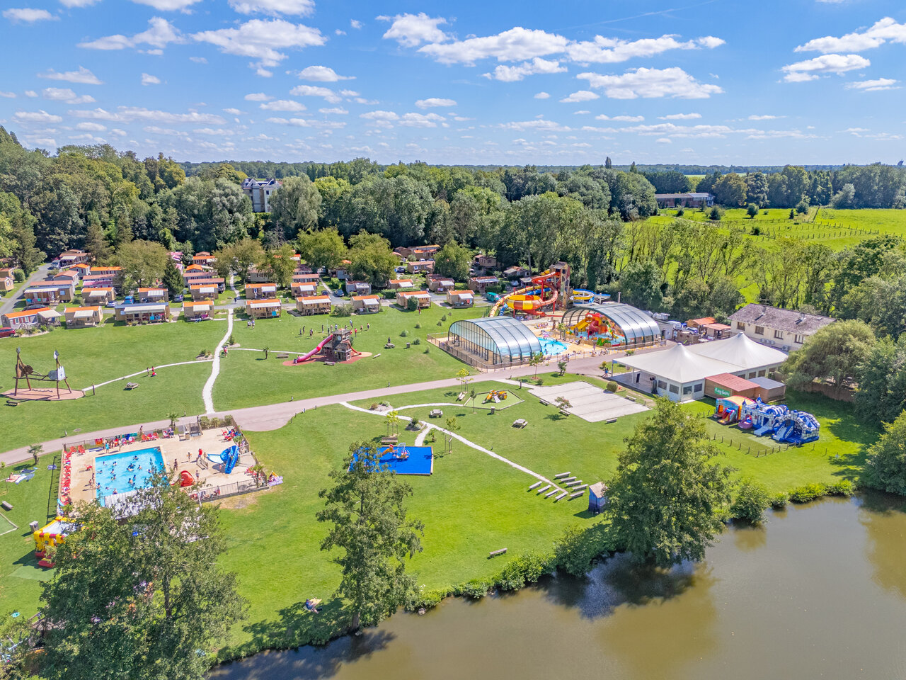 Luchtfoto waterpark, zwembaden, stacaravans op camping CAPFUN Fredland (77).