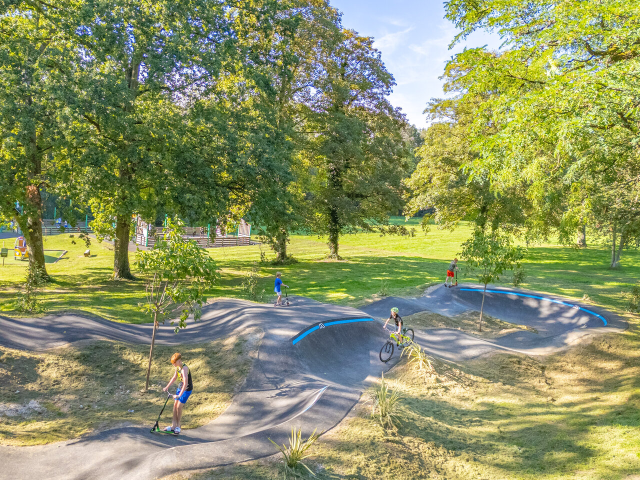 Moderne pumptrack met kinderen op step en fiets op camping CAPFUN Fredland in Tournan en Brie (77).