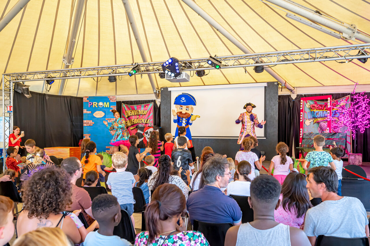 Animatieshow met piratenfiguren en kinderen op camping CAPFUN Fredland in Tournan en Brie (77).