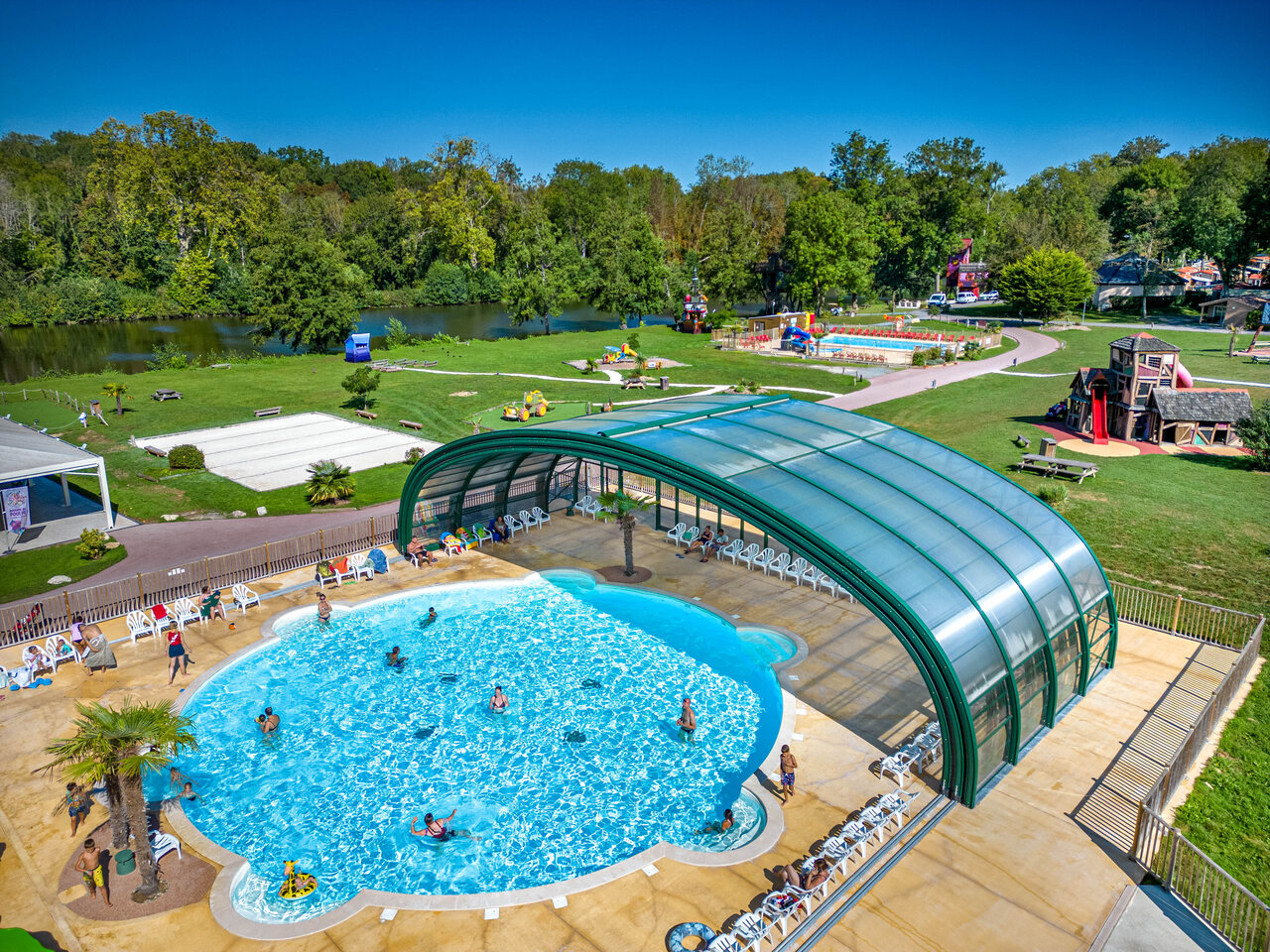 Overdekt en openluchtzwembad, speeltuin op camping CAPFUN Fredland (77).