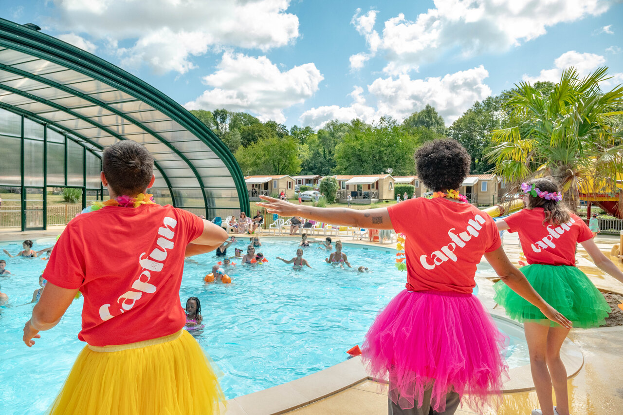 Aquagym animatie in buitenzwembad op camping CAPFUN Fredland in Tournan en Brie (77).