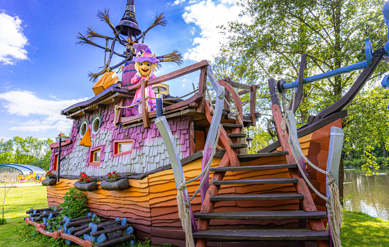 Thematische speelboot met mascotte op camping CAPFUN Fredland in Tournan en Brie.