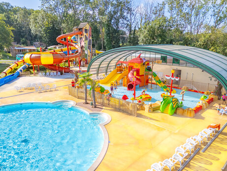 Groot waterpark met glijbanen en buitenzwembad op camping CAPFUN Fredland in Tournan en Brie.