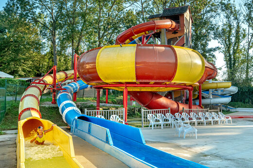 Kleurrijke waterglijbanen, kind plezier makend op camping CAPFUN Fredland in Tournan en Brie.