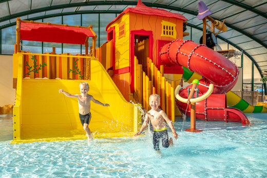 Speelzwembad, glijbanen en kinderen op camping CAPFUN Fredland in Tournan en Brie (77).