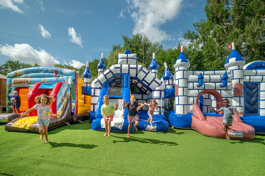Opblaasbare spelen, springkastelen en piratenglijbaan voor kinderen op camping CAPFUN Fredland.