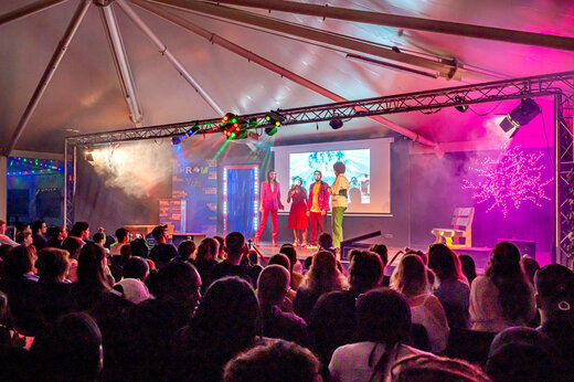 Animatieshow met artiesten op podium en publiek op camping CAPFUN Fredland.