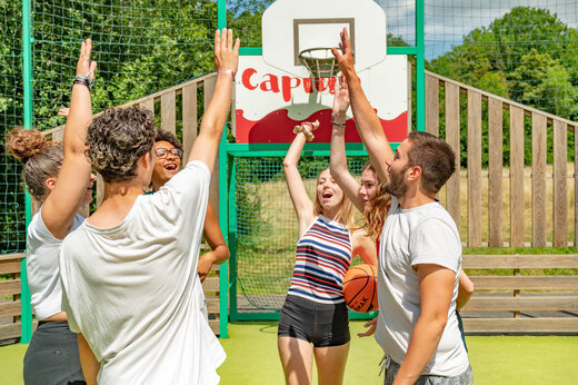 Basketbalactiviteit voor jongeren op camping CAPFUN Fredland in Tournan en Brie.