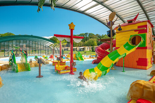 Waterglijbaan en waterspellen op camping CAPFUN Fredland in Tournan en Brie.