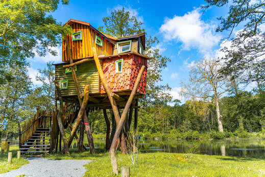 Kleurrijke boomhut, unieke accommodatie, op camping CAPFUN Fredland.