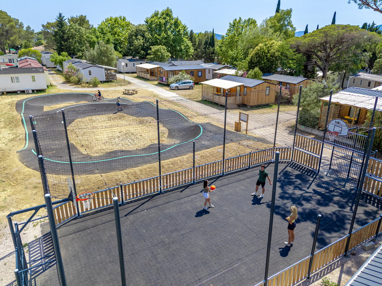 Multisportterrein en pumptrack voor fietsen op camping CAPFUN Le Fr�jus in Fr�jus (83).