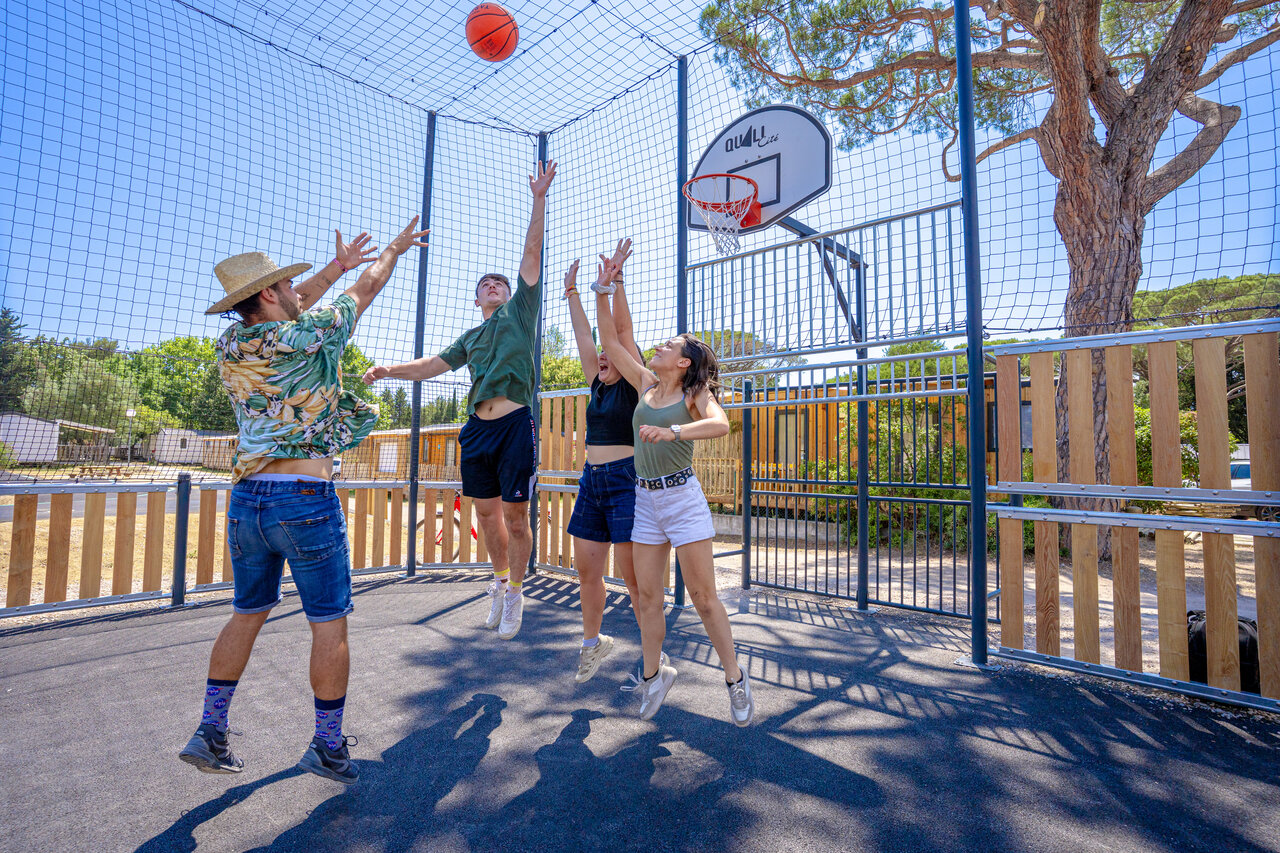 Jongeren basketballen op multisportterrein op camping CAPFUN Le Fr�jus in Fr�jus.