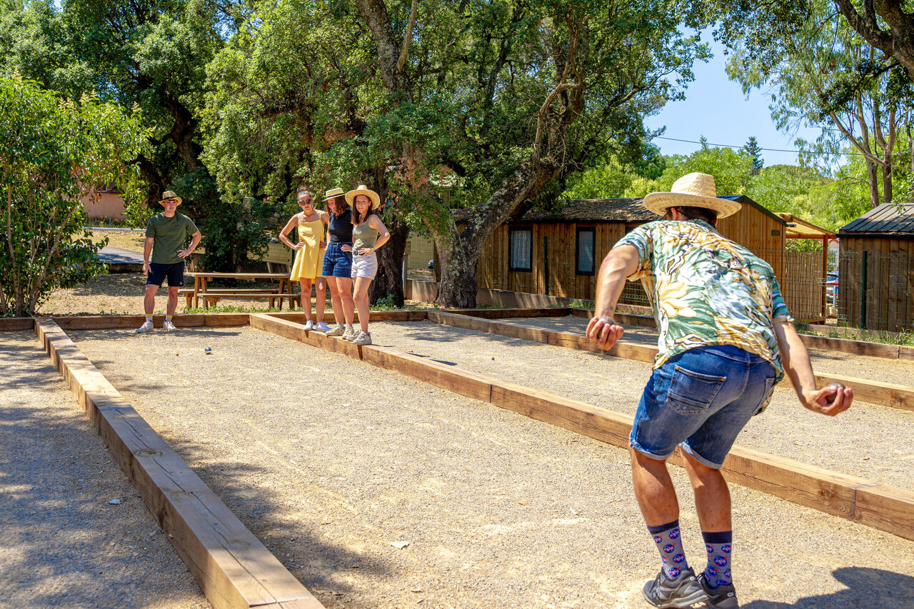 Jeu de boules spelend op camping CAPFUN Le Fr�jus in Fr�jus (83).