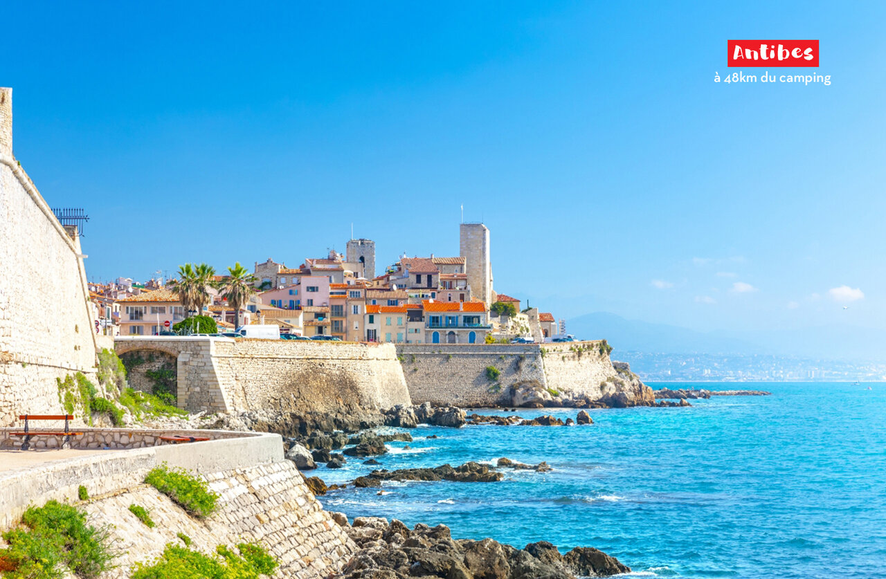 Historische stad Antibes, vestingmuren en Middellandse Zee, Franse Rivi�ra.